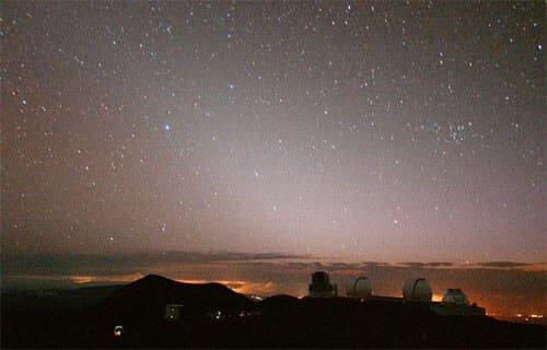 photo showing the Zodiacal Light from the summit of the tallest mountain in Hawaii, Mauna Kea.